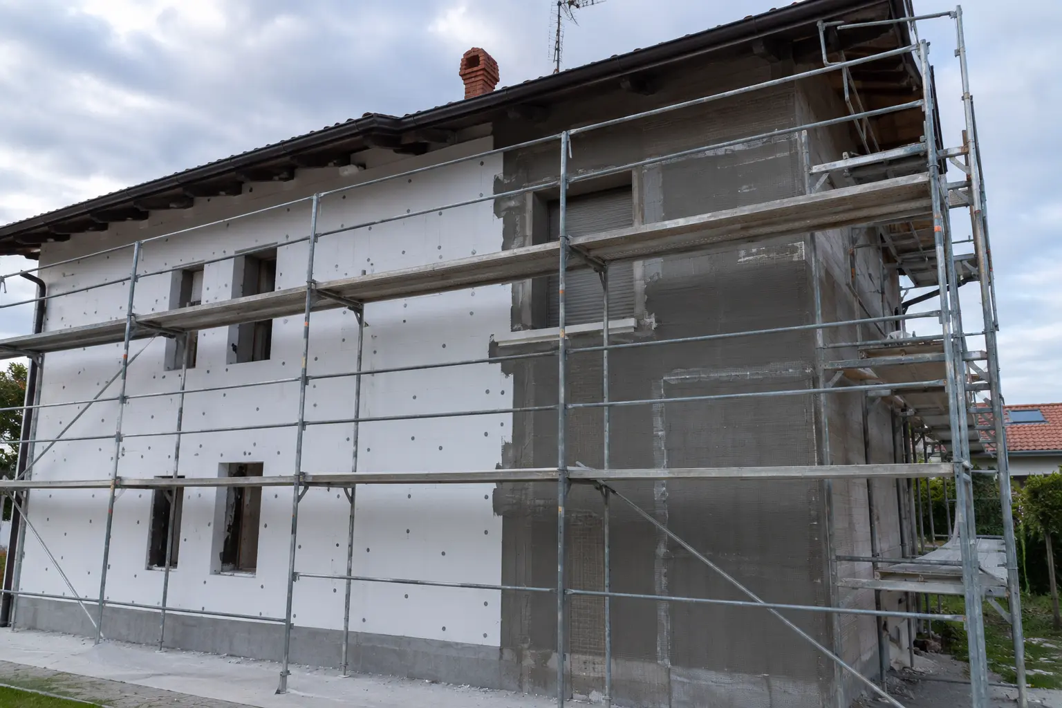 Facciata in lavorazione con sistema a cappotto termico
