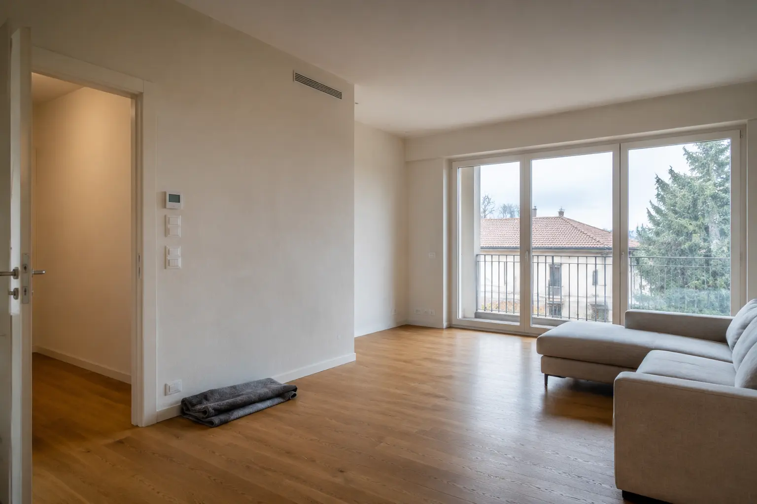 Appartamento contemporaneo con finiture interne chiare