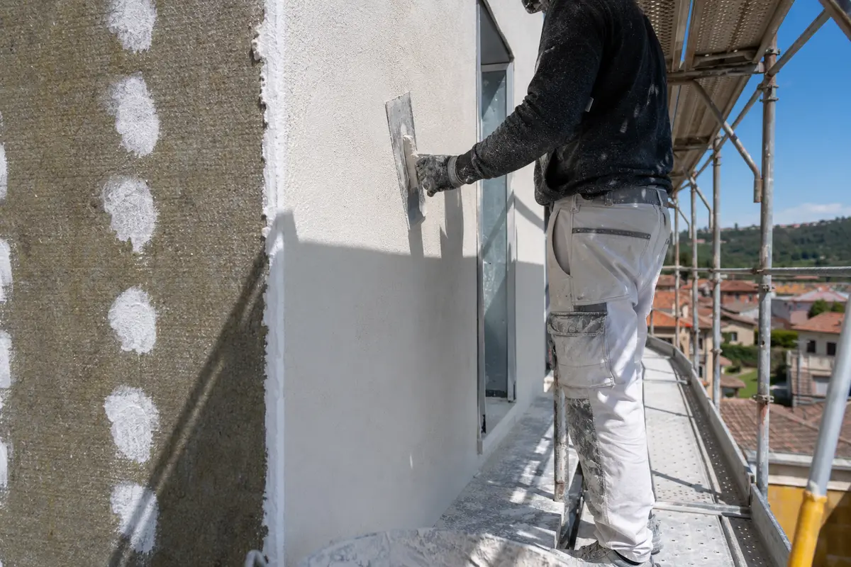Applicazione di intonachino decorativo su una facciata a Bergamo