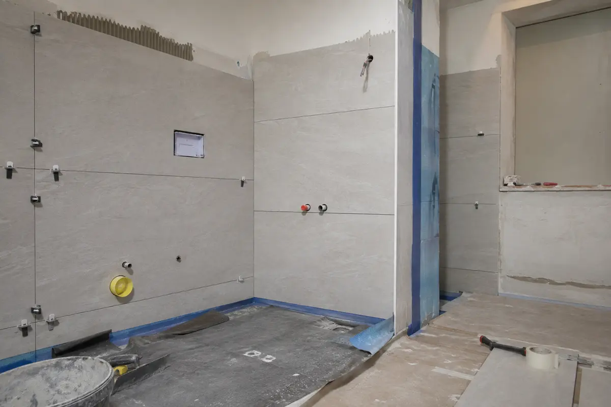 Impermeabilizzazione e posa rivestimenti durante la ristrutturazione di un bagno